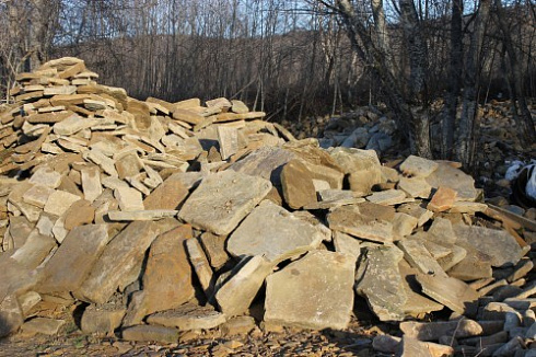 Kamenclub.ru: Песчаник плиты - плахи - пошаговые дорожки (фр. 70-150 мм)  купить в Казани песчаник серый бежевый желтый зеленый колотый песчаник строительный 6500 руб/т   фото КАМЕНЬ КЛУБ