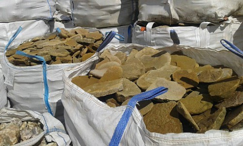 Kamenclub.ru: Песчаник колотый для облицовки (фр. 2-3 см)  купить в Казани песчаник бежевый серый рыжий песчаник строительный 5000 руб/т   фото КАМЕНЬ КЛУБ