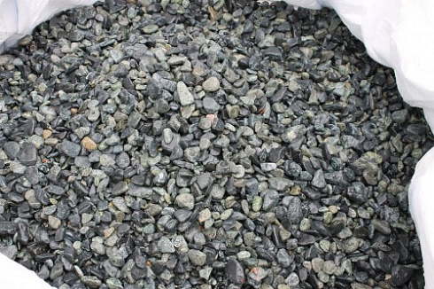 Kamenclub.ru: Щебень галтованный зеленый (змеевик) фр. 20-40 мм.  купить в Казани мрамор зеленый, салатовый оголтованный щебень мраморный 12500 руб/т   фото КАМЕНЬ КЛУБ