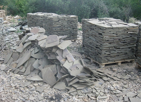 Kamenclub.ru: Песчаник пластушка серо-зеленый (1,5 см)  купить в Казани плитняк - пластушка серо-зеленый, серый, зеленый пластушка рваная ландшафтная колотая 10200 руб/м3   фото КАМЕНЬ КЛУБ