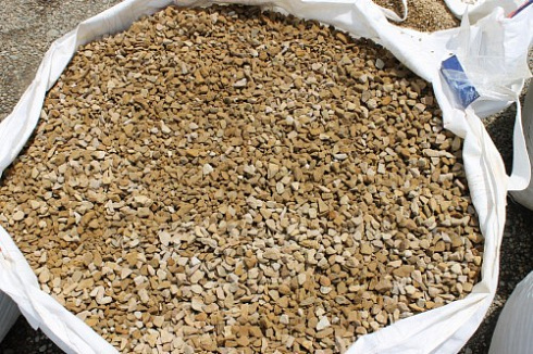 Kamenclub.ru: Щебень крошка желтый (песчаник) фр. 10-20 мм.  купить в Казани песчаник бежевый, серый, рыжий декоративный ландшафтный щебень колотый 9500 руб/т   фото КАМЕНЬ КЛУБ