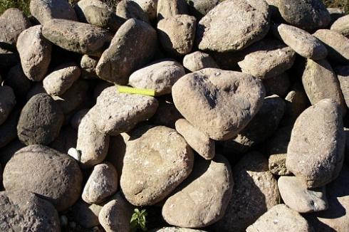 Kamenclub.ru: Конгломераты фр. 300-1000 мм.  купить в Казани кварц мрамор диабаз коричневый, серый зеленоватый речной валун крупный 6500 руб/т   фото КАМЕНЬ КЛУБ