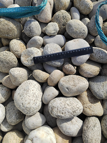 Kamenclub.ru: Галька речная окат (серо-белая) фр. 70-120 мм купить  в Казани галька галечник бело-серая, серо-белая, серая, белая речная природная галька  8000 руб/т   фото КАМЕНЬ КЛУБ