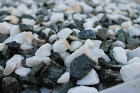 Kamenclub.ru: Мраморная крошка (щебень крошка микс: белый-зеленый) фр. 10-20 мм.  купить в Казани мрамор белый, зеленый каменная ландшафтная декоративная крошка щебня 9500 руб/т   фото КАМЕНЬ КЛУБ