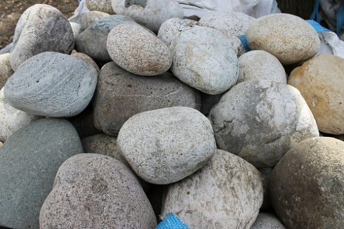 Kamenclub.ru: Речной валун (Ассорти) фр.100-300 мм.  купить в Казани галечник серый, темно-серый, светло-серый речная галька крупных размеров 4200 руб/т   фото КАМЕНЬ КЛУБ
