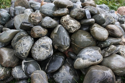 Kamenclub.ru: Валунчик Паутинник фр.100-300 мм  купить в Казани крупный природный камень галечник темно-серый с прожилками белый черный речной валунчик 5000 руб/т   фото КАМЕНЬ КЛУБ