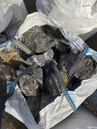 Kamenclub.ru: Черный мрамор скальник фр. 100-500 мм.  купить в Казани мрамор черный белый серый крупный колотый валун ландшафтный 8500 руб/т   фото КАМЕНЬ КЛУБ