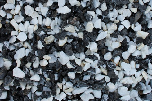 Kamenclub.ru: Мраморная крошка (щебень крошка микс : черный-белый) фр. 10-20 мм.  купить в Казани мрамор белый, черный каменная декоративная крошка ландшафтная 12000 руб/т   фото КАМЕНЬ КЛУБ