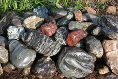 Kamenclub.ru: Ландшафтные валунчики фр.100-500 мм.  купить в Казани крупный природный камень серый, темно-серый, светло-серый речной валун крупный 4800 руб/т   фото КАМЕНЬ КЛУБ