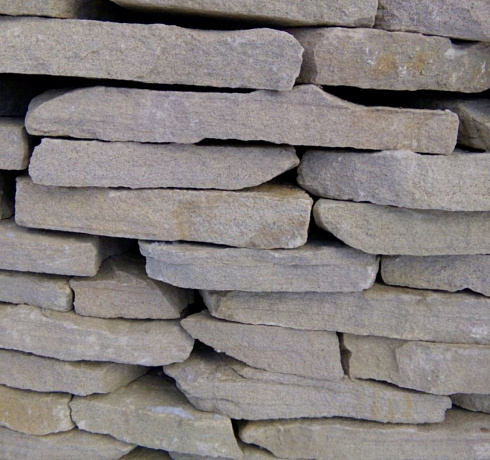 Kamenclub.ru: Песчаник пластушка светло-серый (2,0 см)  купить в Казани плитняк- ластушка светло-серый, серый рваный ландшафтный плитняк колотый 13800 руб/м3   фото КАМЕНЬ КЛУБ