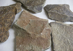 Kamenclub.ru: Песчаник пластушка "фонтанка" серо-зеленая (3,0-5,0 см)  купить в Казани песчаник серо-зеленая колотые плитки облицовочные пластушки 11400 руб/м3   фото КАМЕНЬ КЛУБ