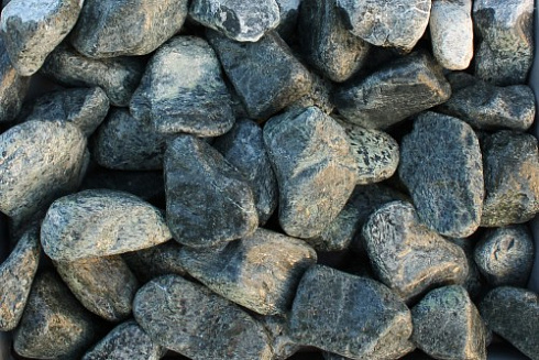 Kamenclub.ru: Щебень галтованный зеленый (змеевик) фр. 50-100 мм.  купить в Казани галтовка мраморная зеленый, салатовый мрамор 12 500 руб/т   фото КАМЕНЬ КЛУБ