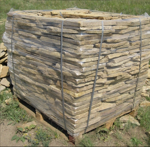 Kamenclub.ru: Песчаник пластушка желтый с рисунком (3 см)  купить в Казани песчаник желтый с рисунком, рыжий, желтый песчаник пластушка ландшафтная рваная 8 500 руб/м3   фото КАМЕНЬ КЛУБ