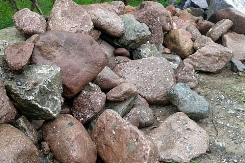 Kamenclub.ru: Конгломераты фр. 300-1000 мм.  купить в Казани кварц мрамор диабаз коричневый, серый зеленоватый речной валун крупный 6500 руб/т   фото КАМЕНЬ КЛУБ