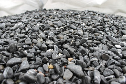 Kamenclub.ru: Щебень галтованный черный (мрамор) фр.10-20 мм.  купить в Казани мрамор черный с белыми прожилками, черный, белый окатанный округлый ландшафтный декоративный щебень 15000 руб/т   фото КАМЕНЬ КЛУБ