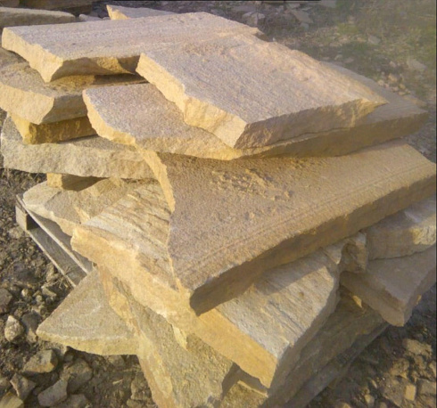 Kamenclub.ru: Форматный камень (плаха) пошаговая дорожка от 70-150 см (4 -12 см)  купить в Казани плитняк  форматный плаха желтый песчаник 9 000 руб/т   фото КАМЕНЬ КЛУБ
