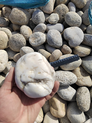 Kamenclub.ru: Галька речная окат (серо-белая) фр. 70-120 мм купить  в Казани галька галечник бело-серая, серо-белая, серая, белая речная природная галька  8000 руб/т   фото КАМЕНЬ КЛУБ