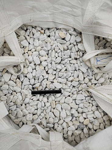 Kamenclub.ru: Мраморная крошка (щебень галтованный белый) фр.40-70 мм.  купить в Казани мрамор белый молочный айвори окатанный округлый природный камень 17000 руб/т   фото КАМЕНЬ КЛУБ