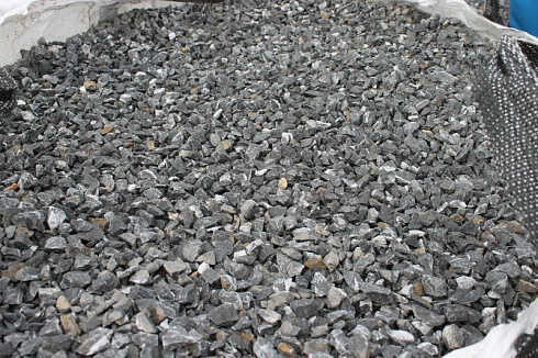 Kamenclub.ru: Щебень крошка черный (мрамор) фр. 20-40 мм.  купить в Казани мрамор черный с белыми прожилками мраморная каменная крошка 11000 руб/т   фото КАМЕНЬ КЛУБ