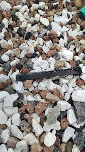 Kamenclub.ru: Мраморная крошка (щебень крошка микс : белый-черный-розовый) фр. 20-40 мм.  купить в Казани мрамор белый, черный, розовый декоративная ландшафтная крошка 12000 руб/т   фото КАМЕНЬ КЛУБ