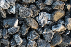 Kamenclub.ru: Щебень галтованный черный (мрамор) фр. 50-100 мм.  купить в Казани мрамор черный с белыми прожилками щебень ландшафтный мраморный 15000 руб/т   фото КАМЕНЬ КЛУБ