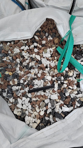 Kamenclub.ru: Мраморная крошка (щебень крошка микс : белый-черный-розовый) фр. 20-40 мм.  купить в Казани мрамор белый, черный, розовый декоративная ландшафтная крошка 12000 руб/т   фото КАМЕНЬ КЛУБ