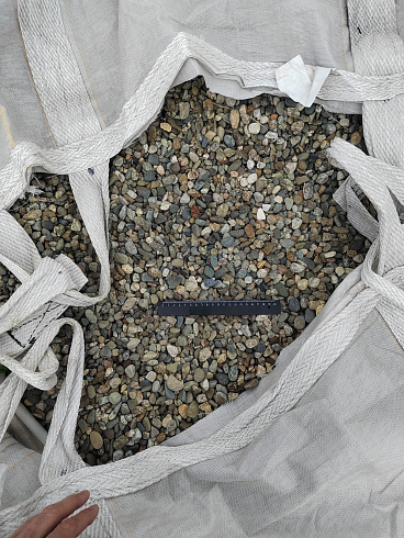 Kamenclub.ru: Галька речная окат (серая) фр.10-20 мм купить  в Казани галька речная серая, серый, темно-серый, светло-серый, коричневый ландшафтная декоративная речная окатанная округлая галька 5000 руб/т   фото КАМЕНЬ КЛУБ