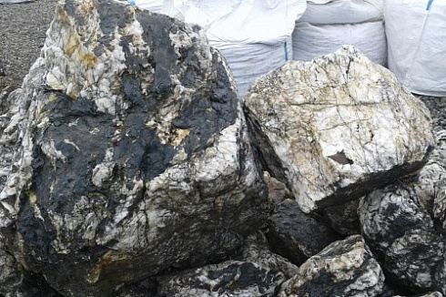 Kamenclub.ru: Черный гранит - кварцит фр. 100-500 мм.  купить в Казани мрамор гранит черный с белыми прожилками, серый, белый валун скальный колотый 7000 руб/т   фото КАМЕНЬ КЛУБ