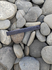 Kamenclub.ru: Галька речная плоская (серо-белая) фр. 70-120 мм. купить в Казани галька галечник речной серый, белый окатанная плоская  природная галька 9000 руб/т   фото КАМЕНЬ КЛУБ