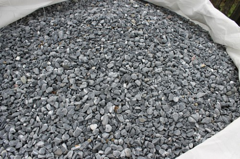 Kamenclub.ru: Щебень галтованный черный (мрамор) фр.10-20 мм.  купить в Казани мрамор черный с белыми прожилками, черный, белый окатанный округлый ландшафтный декоративный щебень 15000 руб/т   фото КАМЕНЬ КЛУБ