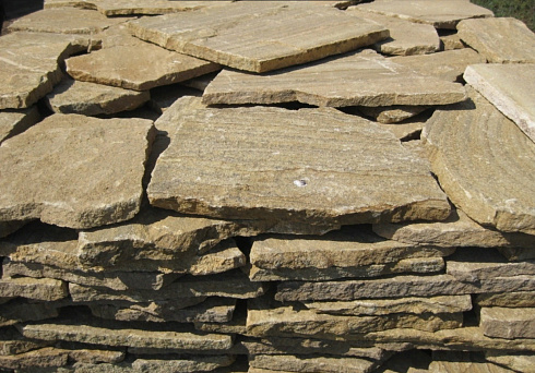 Kamenclub.ru: Песчаник пластушка желтый с рисунком (3 см)  купить в Казани песчаник желтый с рисунком, рыжий, желтый песчаник пластушка ландшафтная рваная 8 500 руб/м3   фото КАМЕНЬ КЛУБ