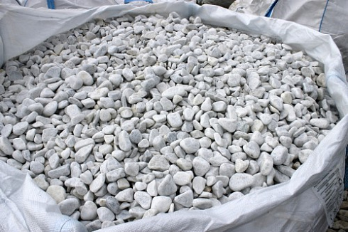 Kamenclub.ru: Мраморная крошка (щебень галтованный белый), фр.20-40 мм.  купить в Казани мрамор белый бежевый молочный мраморный щебень декоративный 17000 руб/т   фото КАМЕНЬ КЛУБ