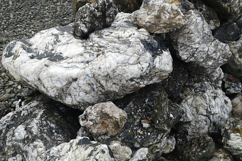 Kamenclub.ru: Черный гранит - кварцит фр. 100-500 мм.  купить в Казани мрамор гранит черный с белыми прожилками, серый, белый валун скальный колотый 7000 руб/т   фото КАМЕНЬ КЛУБ