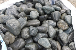 Kamenclub.ru: Темно-серый валунчик фр.100-300 мм.  купить в Казани крупный природный камень серый, темно-серый, светло-серый речная галька большого размера окатанная 4500 руб/т   фото КАМЕНЬ КЛУБ