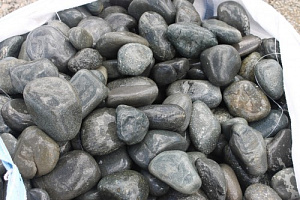 Kamenclub.ru: Темно-серый валунчик фр.100-300 мм.  купить в Казани крупный природный камень серый, темно-серый, светло-серый речная галька большого размера окатанная 4500 руб/т   фото КАМЕНЬ КЛУБ