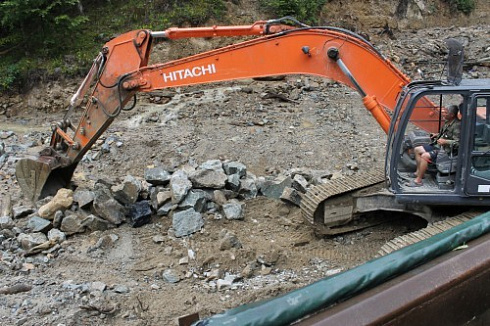 Kamenclub.ru: Гранит скальник (серо-зеленый) фр. 100-500 мм.  купить в Казани гранит зеленый, серый, салатовый крупный ландшафтный валун 6 000 руб/т   фото КАМЕНЬ КЛУБ