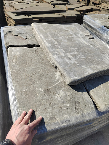 Kamenclub.ru: Песчаник пластушка галтованная светло-серая (3,0 см)  купить в Казани песчаник светло-серый, серый ландшафтный камень рваный колотый 21000 руб/м3   фото КАМЕНЬ КЛУБ