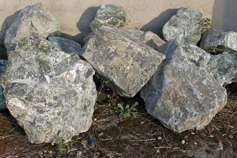 Kamenclub.ru: Змеевик скальник фр. 500-1500 мм.  купить в Казани змеевик зеленый серый черный глыба скальная колотая 7500 руб/т   фото КАМЕНЬ КЛУБ