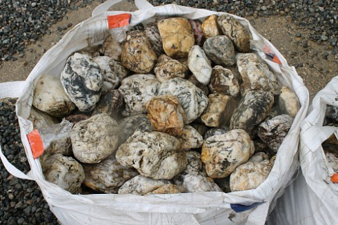 Kamenclub.ru: Кварцевый валунчик фр.100-300 мм.  купить в Казани кварц белый, бежевый молочный рыжий крупный природный камень галечник 7850 руб/т   фото КАМЕНЬ КЛУБ