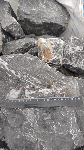 Kamenclub.ru: Черный мрамор скальник фр. 100-500 мм.  купить в Казани мрамор черный белый серый крупный колотый валун ландшафтный 8500 руб/т   фото КАМЕНЬ КЛУБ