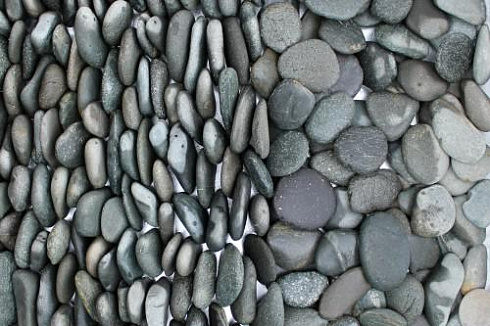 Kamenclub.ru: Галька речная плоская (темно-серая) фр. 70-150 мм. купить  в Казани галечник природный темно-серый серый синий речная плоская природная окатанная  9000 руб/т   фото КАМЕНЬ КЛУБ