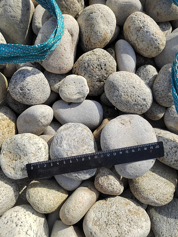 Kamenclub.ru: Галька речная окат (серо-белая) фр. 70-120 мм купить  в Казани галька галечник бело-серая, серо-белая, серая, белая речная природная галька  8000 руб/т   фото КАМЕНЬ КЛУБ