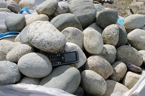 Kamenclub.ru: Речной валун (Ассорти) фр.100-300 мм.  купить в Казани галечник серый, темно-серый, светло-серый речная галька крупных размеров 4200 руб/т   фото КАМЕНЬ КЛУБ