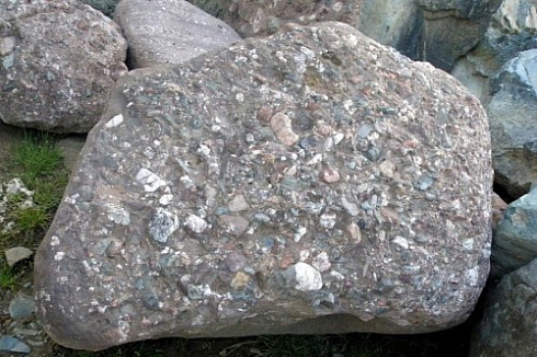 Kamenclub.ru: Конгломераты фр. 300-1000 мм.  купить в Казани кварц мрамор диабаз коричневый, серый зеленоватый речной валун крупный 6500 руб/т   фото КАМЕНЬ КЛУБ