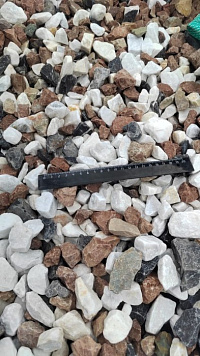 Kamenclub.ru: Мраморная крошка (щебень крошка микс : белый-черный-розовый) фр. 20-40 мм.  купить в Казани мрамор белый, черный, розовый декоративная ландшафтная крошка 12000 руб/т   фото КАМЕНЬ КЛУБ