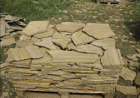 Kamenclub.ru: Песчаник пластушка желтый с разводом под дерево (2 см)  купить в Казани плитняк желтый с разводами, желтый, рыжий, серый песчаник пластушка рваная ландшафтная 11 000 руб/м3   фото КАМЕНЬ КЛУБ