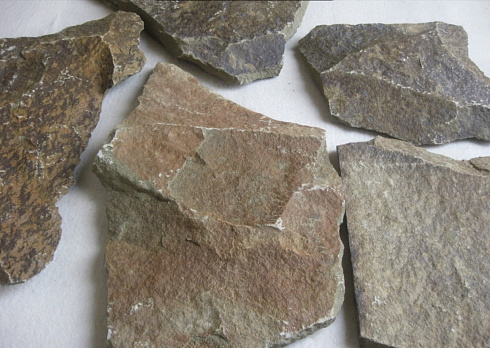 Kamenclub.ru: Песчаник пластушка "фонтанка" серо-зеленая (3,0-5,0 см)  купить в Казани песчаник серо-зеленая колотые плитки облицовочные пластушки 11400 руб/м3   фото КАМЕНЬ КЛУБ