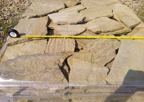 Kamenclub.ru: Песчаник пластушка желтый с разводом под дерево (2 см)  купить в Казани плитняк желтый с разводами, желтый, рыжий, серый песчаник пластушка рваная ландшафтная 11 000 руб/м3   фото КАМЕНЬ КЛУБ