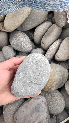 Kamenclub.ru: Галька речная окат (темно-серая) фр. 70-150 мм. купить  в Казани галька речная темно-серая, синяя, серая речная галька округлая  8000 руб/т   фото КАМЕНЬ КЛУБ