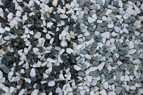 Kamenclub.ru: Мраморная крошка (щебень крошка микс: белый-зеленый) фр. 10-20 мм.  купить в Казани мрамор белый, зеленый каменная ландшафтная декоративная крошка щебня 9500 руб/т   фото КАМЕНЬ КЛУБ